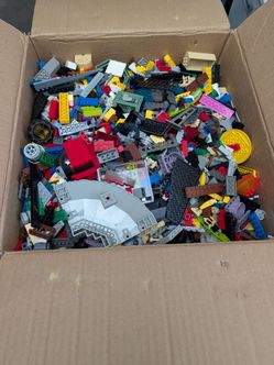 Box of miscellaneous LEGOs