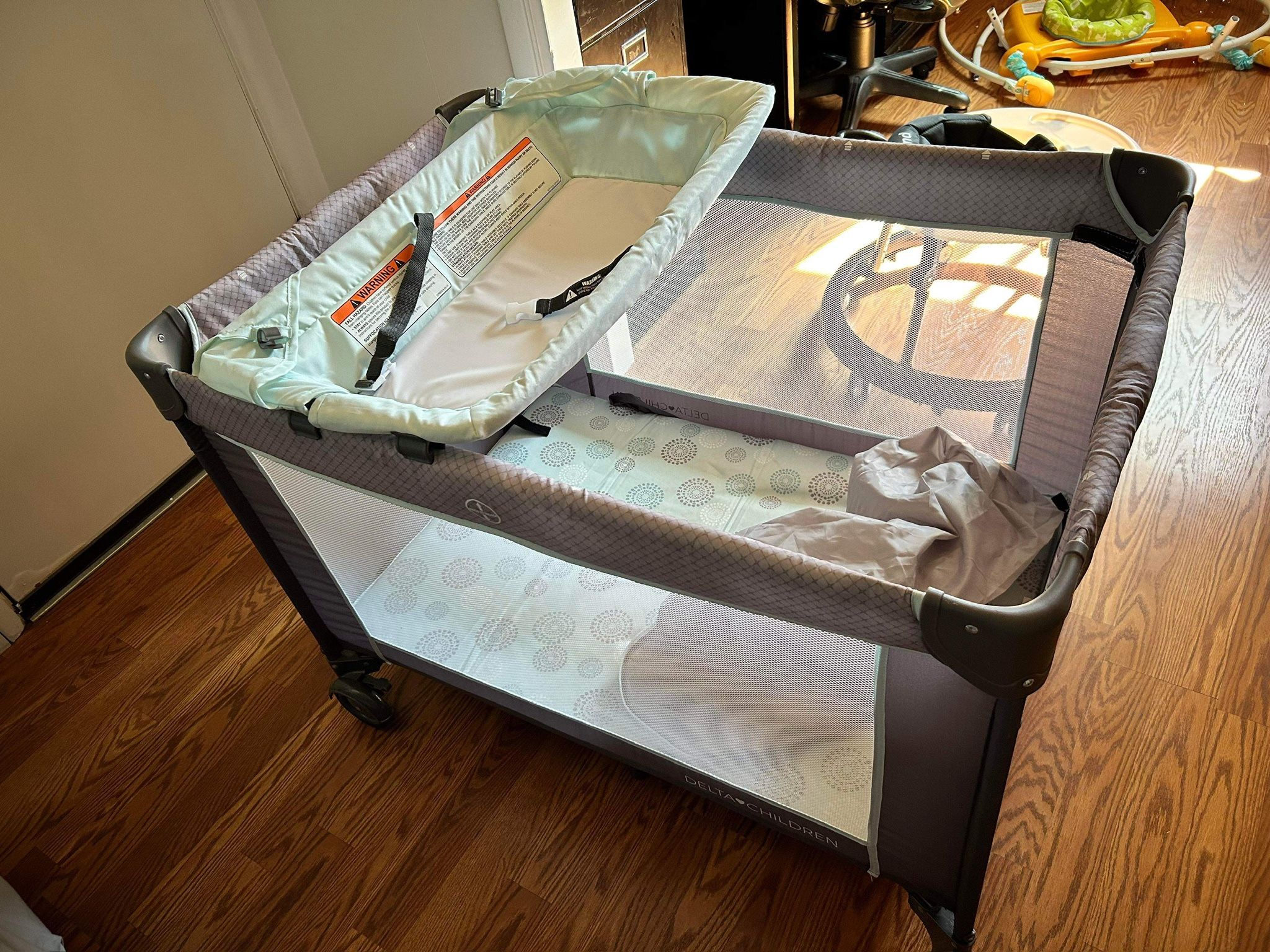 Graco Pack In Play With Baby Riser And Changing Table 