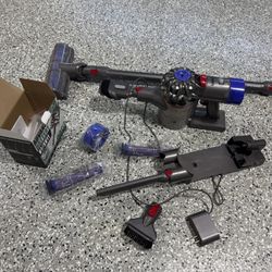 DYSON V7 VACUUM WITH NEW BATTERY,EXTRAS 