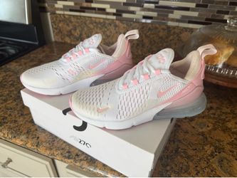 NIKE AIR MAX 270s