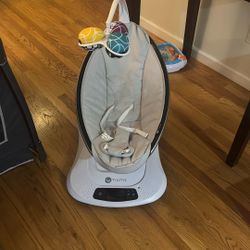 4 Moms - Mamaroo Baby swing