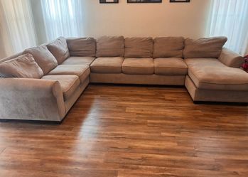 Large U-Shaped Sectional Sofa with Chaise