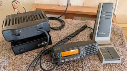 Icom 50 Watt 136-174 MHz VHF Digital Two Way Radio w Mic power supply & remote mount kit