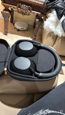 Sony Xm5 headphones