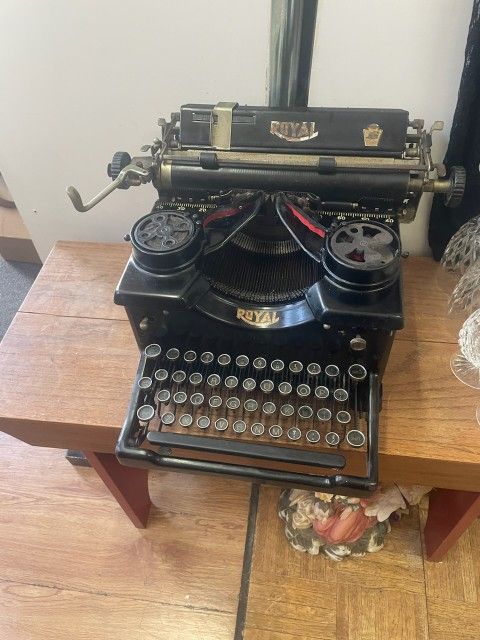 Antique Royal Typewriter 1932 With Beveled Glass Window Side Working
