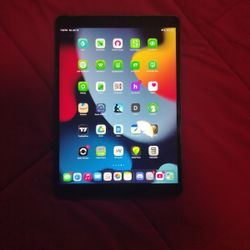 iPad Air - 3rd Gen W/ iPad charger!