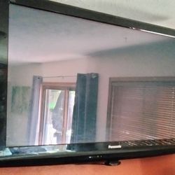 FREE Working 50'' TV With Wall Mount