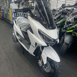 Brand New Qmax 200cc Gas Scooter 
