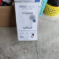 ($35 OBO) De'KOR CLASSIC LIMITED LIFETIME WARRANTY DIAPER PAIL