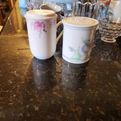 2 Tea Cups With Lids