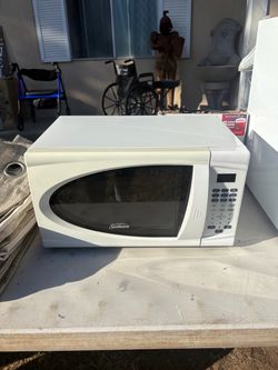 Sunbeam White Countertop Microwave
