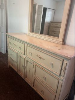 Dresser set