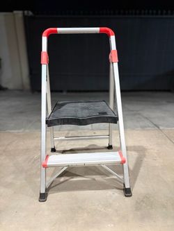 Lightweight 2-Step Aluminum Step Ladder with Anti-Slip Pedals