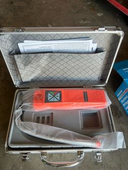 Refrigerant leak detector