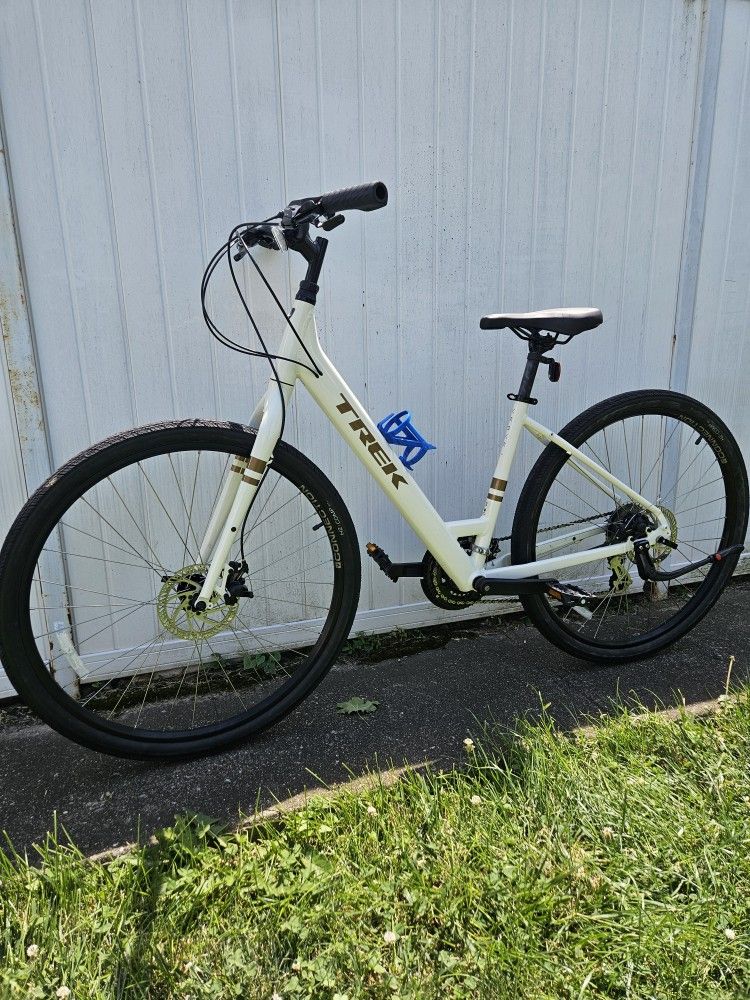 Excellent TREK women's Hybrid Bike