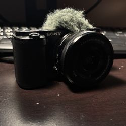 Alpha ZV-E10 - APS-C Interchangeable Lens Vlog Camera & Lens Kit 24MP, 4K/30p, Vlog style camera