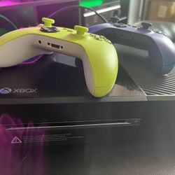 Xbox One 500 GB With Two Controllers 140 OBO 