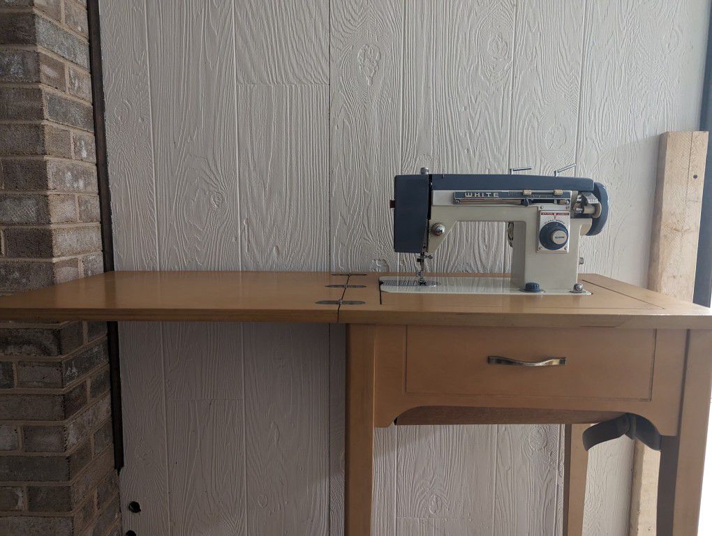 Sewing Machine w/table