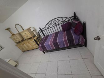 Rento un cuarto  amueblado  en una casa