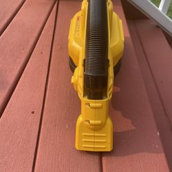 DEWALT 20-Volt MAX Wet/Dry Vacuum With Battery And Charger