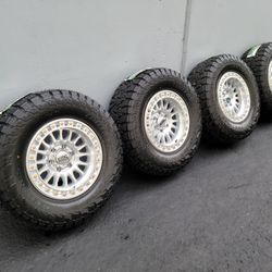 17" KMC KM552 w/ 33x12.50R17 Tires 