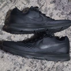 NIKE womens Black Shoes Size 8.5