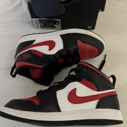 Jordan 1’s Mid Size 2.5Y