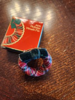 Holiday Wreath Pin
