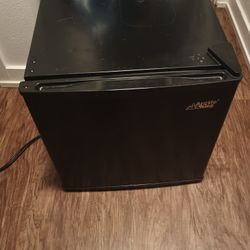 Arctic King Mini Refrigerator 