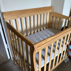 Mini Crib Excellent Condition 