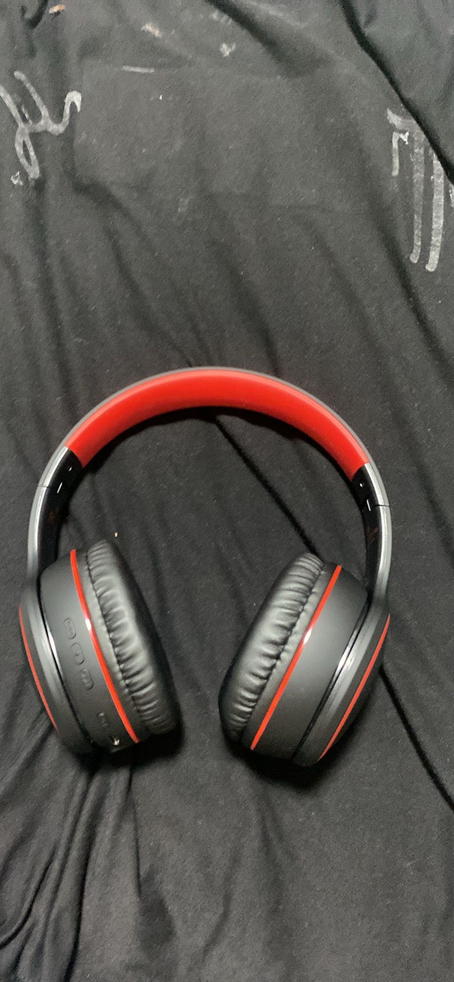 Wireless stereo headphones with 50 hours of playback