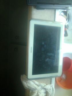 Samsung Galaxy tablet 3. Broken and cracked screen. No charger