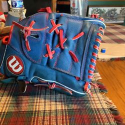 Wilson A450 12” baseball glove comes with 2 baseballs