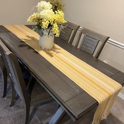 Selling Dinning Table With 4 Chairs *Moving Next Week