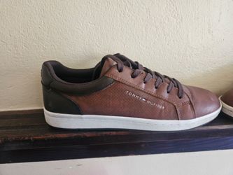 Tommy hilfigure sneakers 9.5
