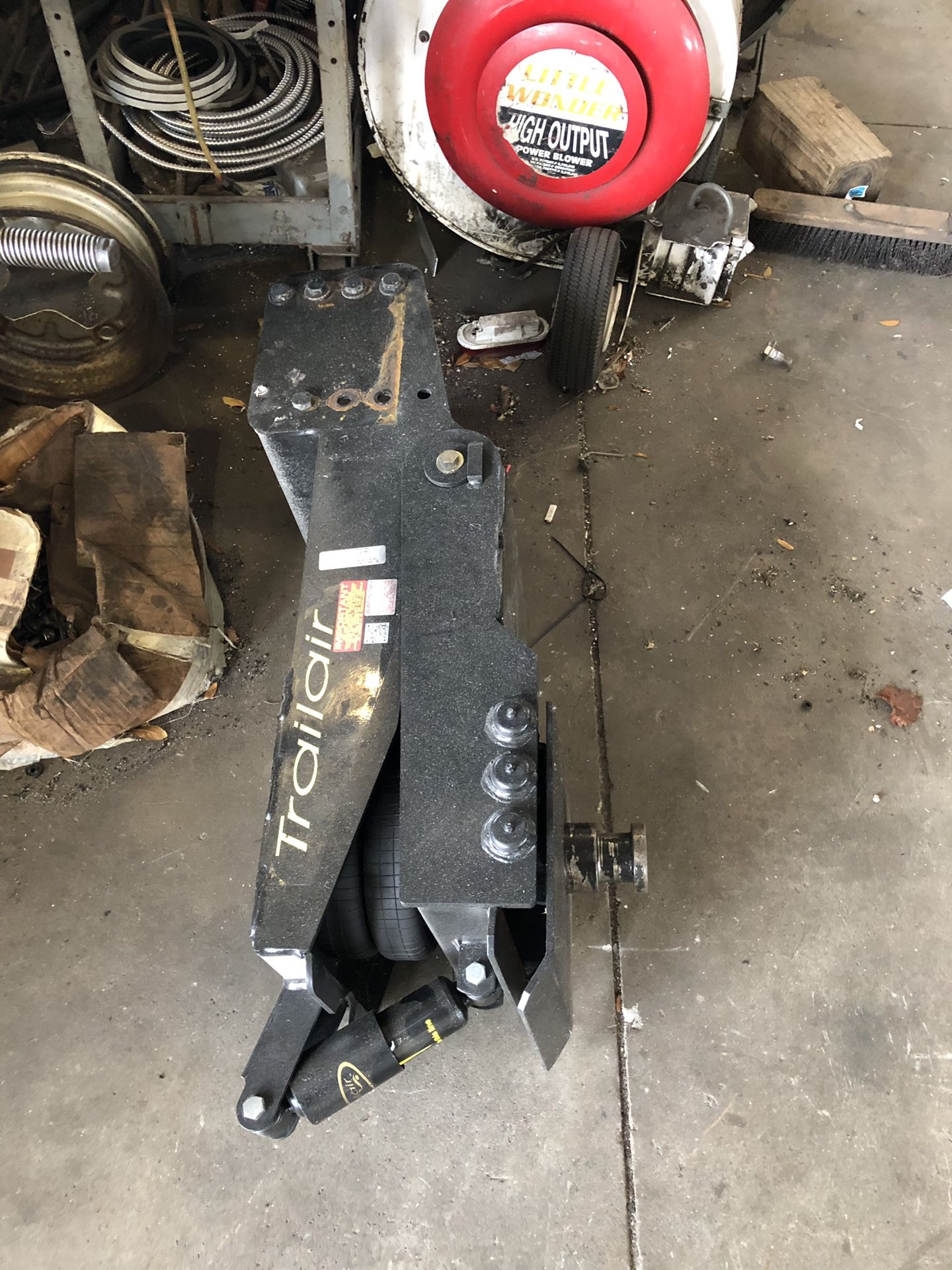 Trail air 5th wheel pin box