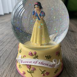 Disney Enesco Snow White Fairest Of Them All "Waltz Of The Flowers" Snow Globe