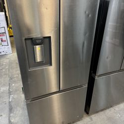 Samsung Refrigerator/ 30” Apartment Size 