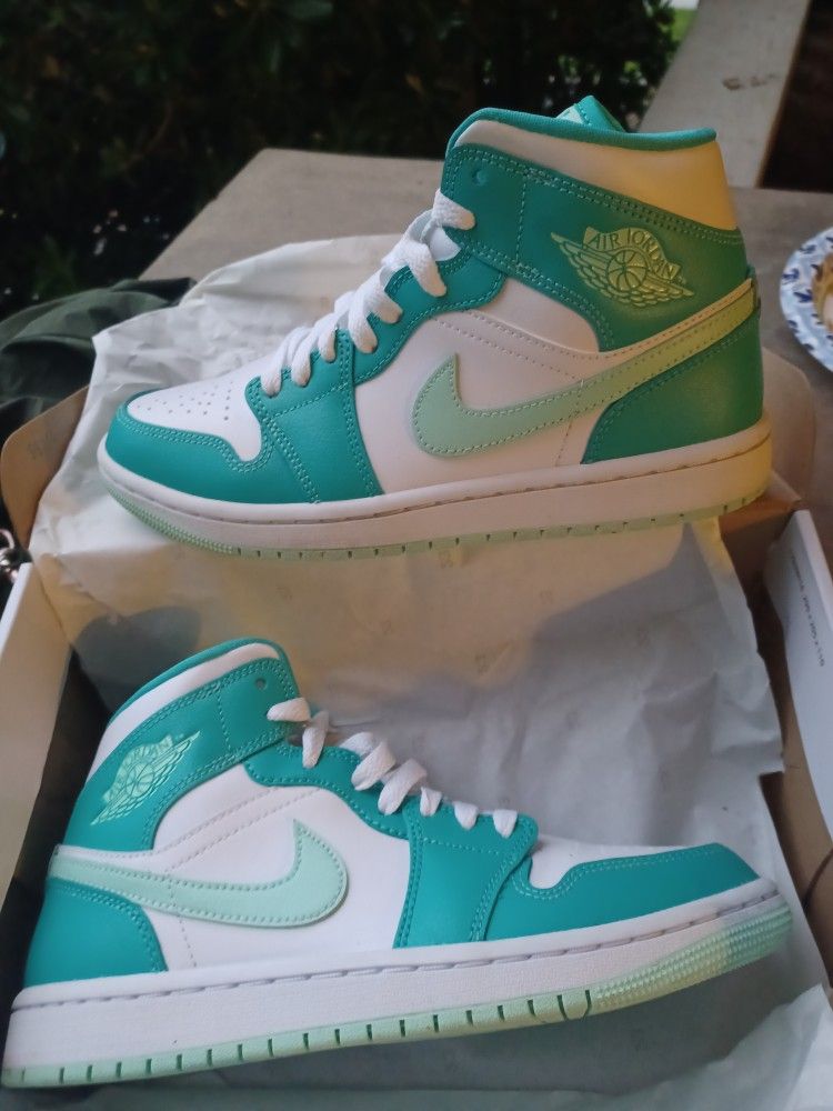 New Women's Jordan 1s