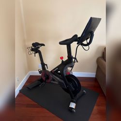 Peloton Bike and Floor Pad - Good - 2019 - Vacaville, CA