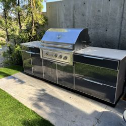 Built-in  BBQ grill w/ New Age Cabinets, Manuals & Cover