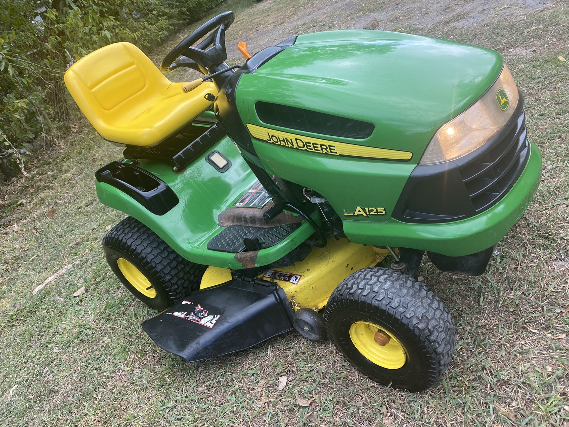 TRACTOR YOHN DEERE LA125 EXCELLENTE WORKING CONDITION 42CUT OHV 21 GROSS HP BRIGGS & STRATTON (344 HORAS)