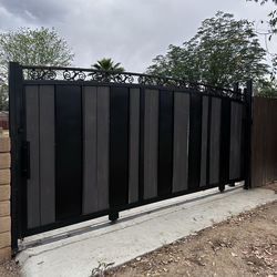 Gate with metal sheets and wood