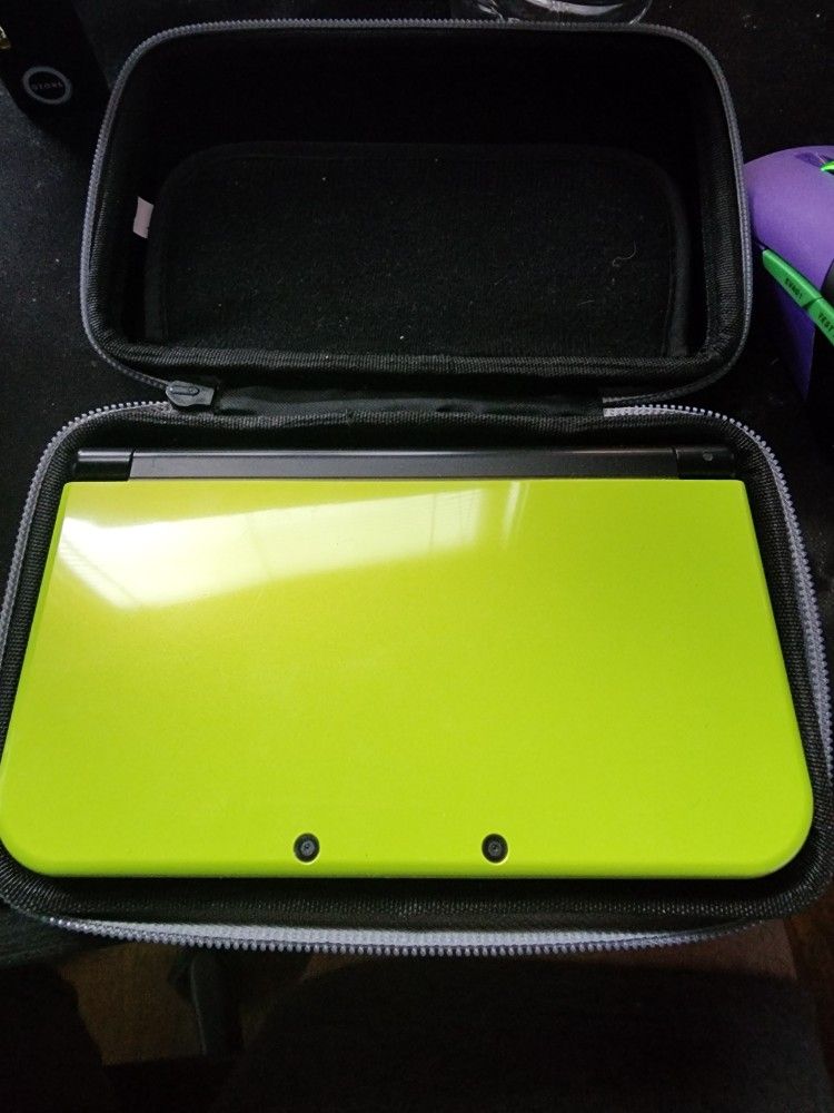 Yoshi Green *New* 3DSXL with Super Mario Bros (SNES)