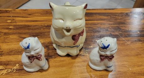 Vintage Shawnee Pottery "Puss n Boots" creamer & salt & pepper Shaker standard set.1940's - 1950's.