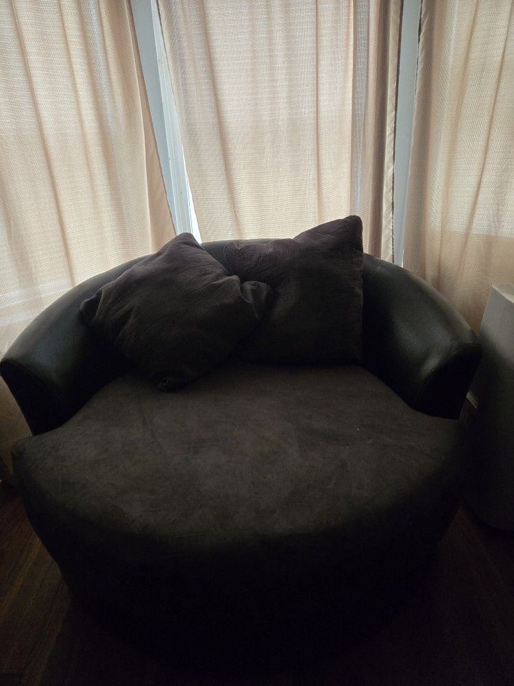 Round Love Seat