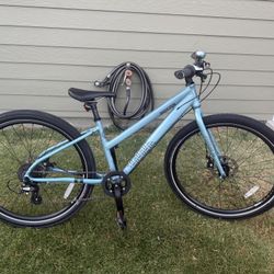 Extra small Breezer 8speed  aluminum frame with 27.5 inch wheels bike is in excellent condition there are $660 out the door 