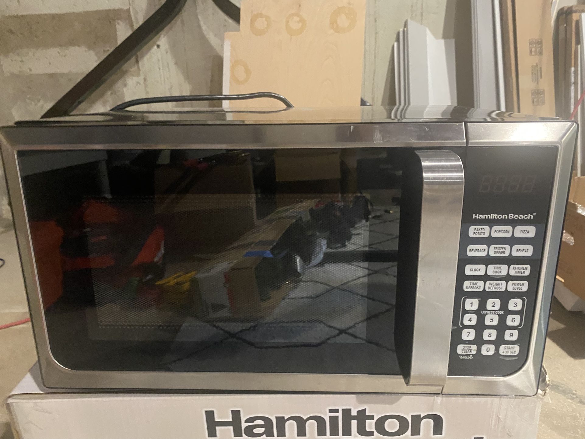 Hamilton Beach 900 Watt Microwave-Clean!