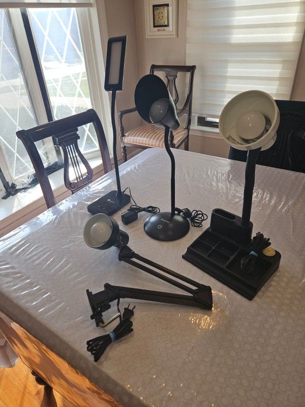 Different Electric table lamps & 
1usb electric table lamp, USB wire is included. Everything is in Excellent condition. Bulbs are included. 
$10 Each 