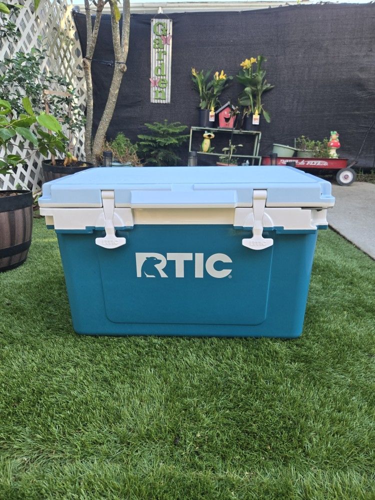 RTIC 32 GALLON COOLER